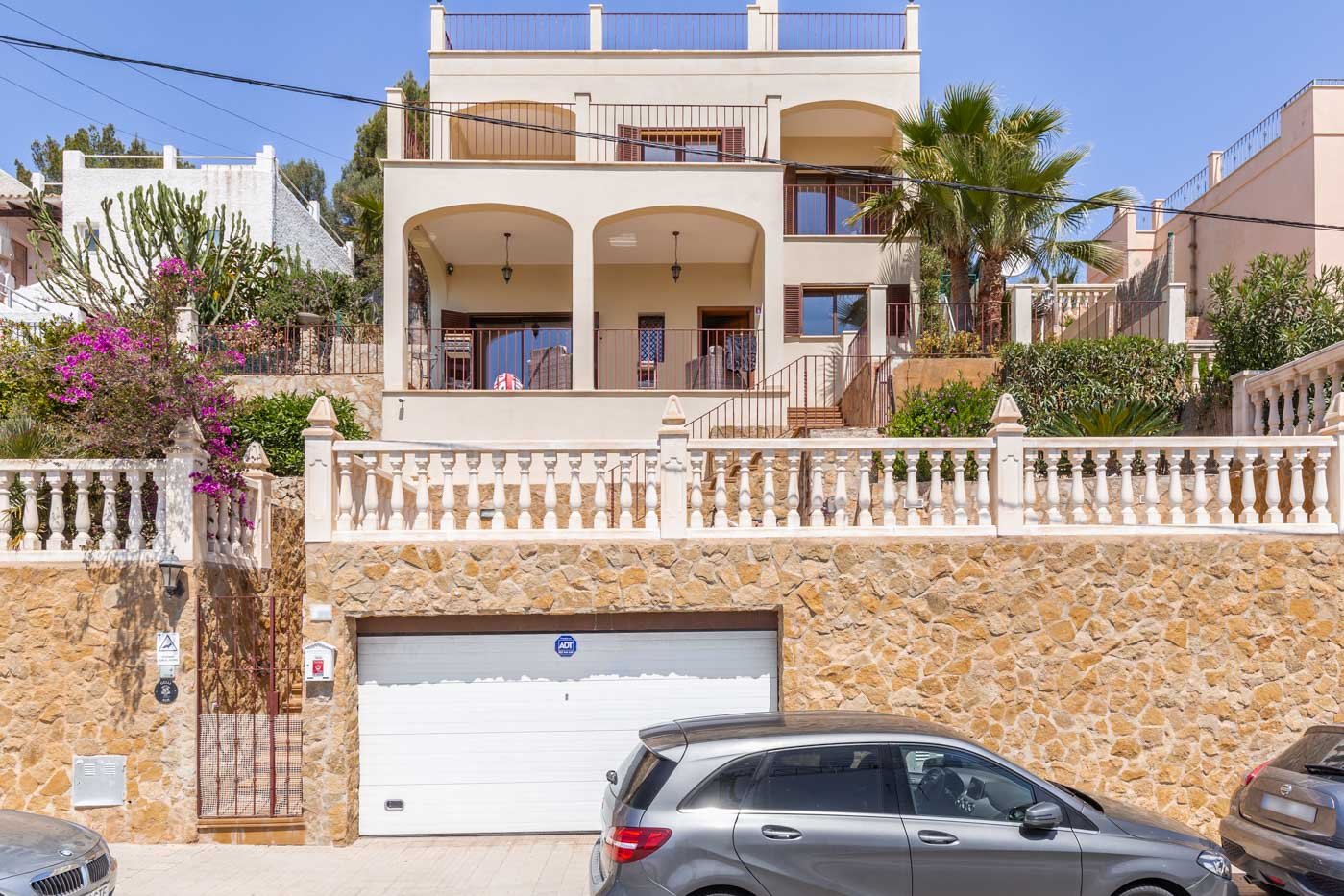 INVESTMENT: Villa in Santa Ponsa with sea views