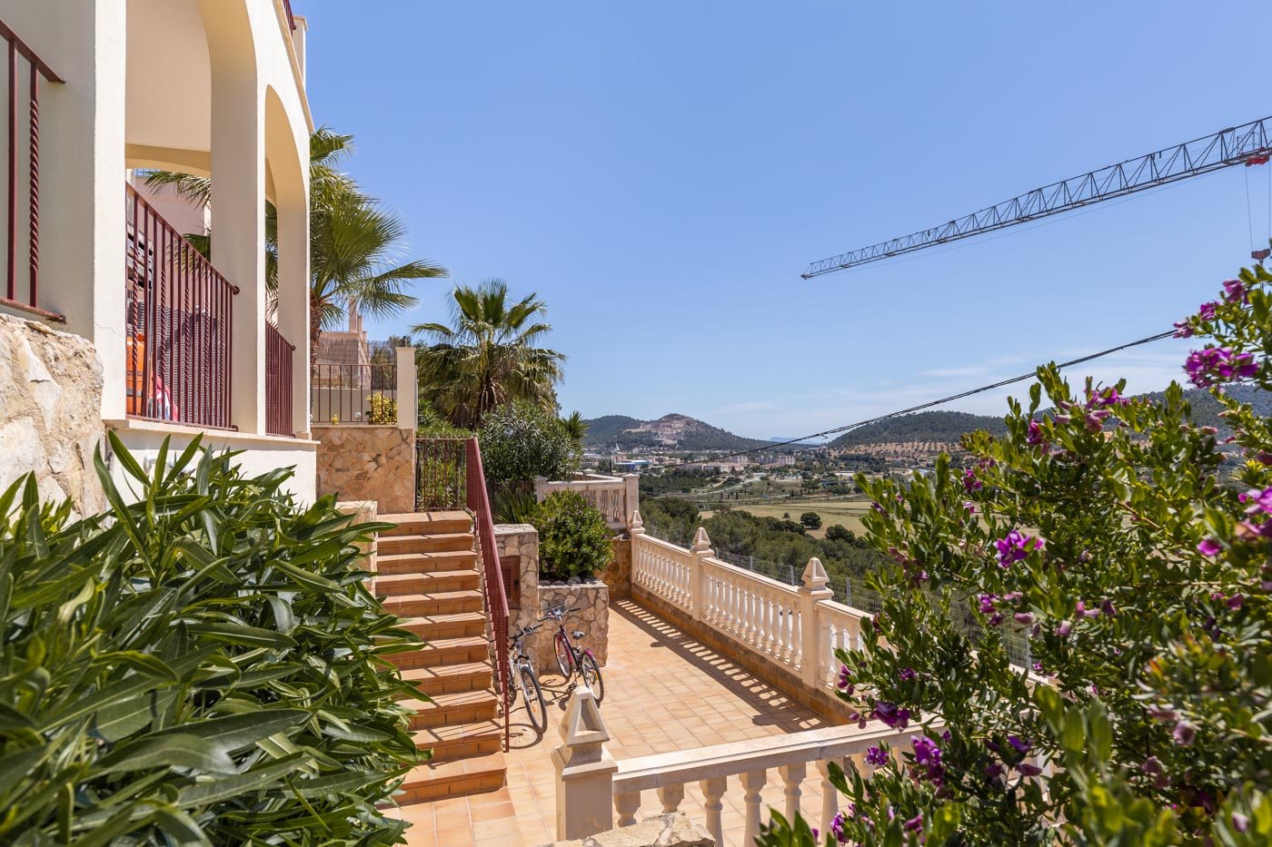 INVESTMENT: Villa in Santa Ponsa with sea views