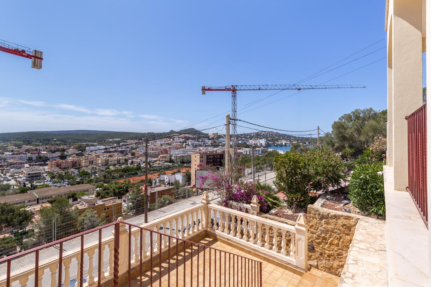 INVESTMENT: Villa in Santa Ponsa with sea views