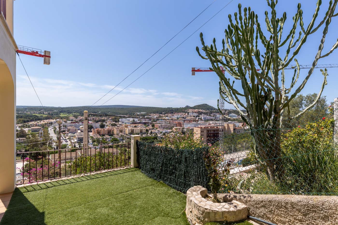 INVESTMENT: Villa in Santa Ponsa with sea views