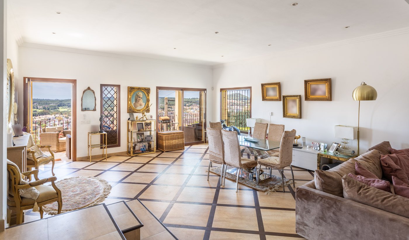 INVESTMENT: Villa in Santa Ponsa with sea views