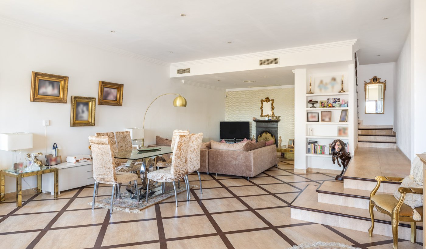 INVESTMENT: Villa in Santa Ponsa with sea views