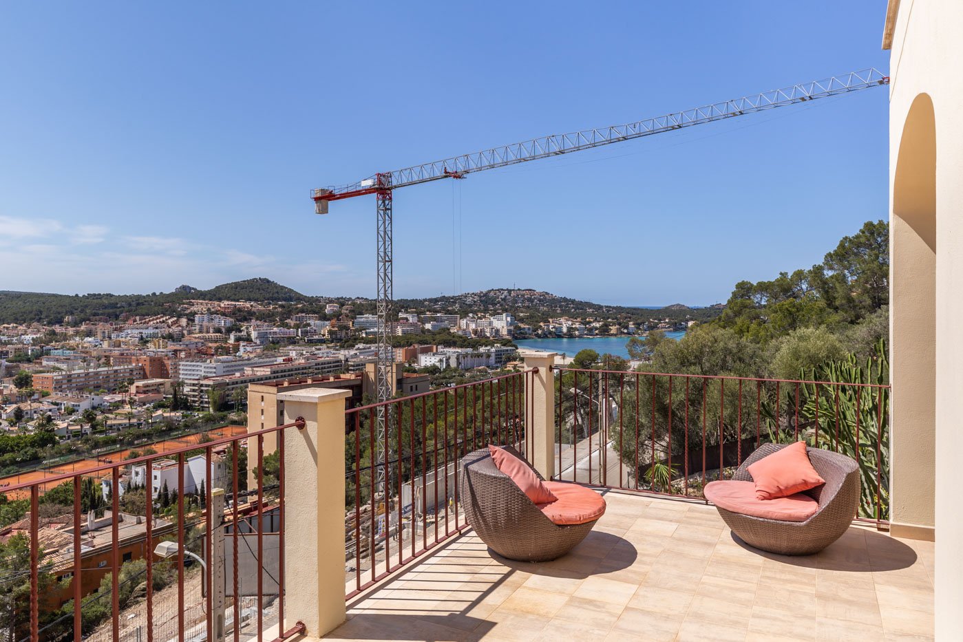 INVESTMENT: Villa in Santa Ponsa with sea views