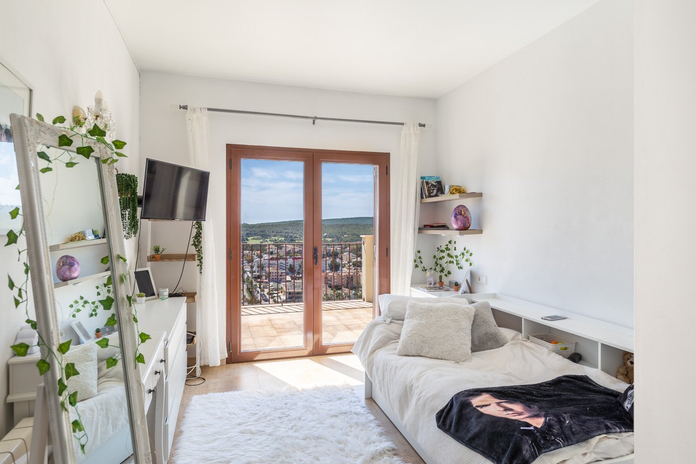 INVESTMENT: Villa in Santa Ponsa with sea views