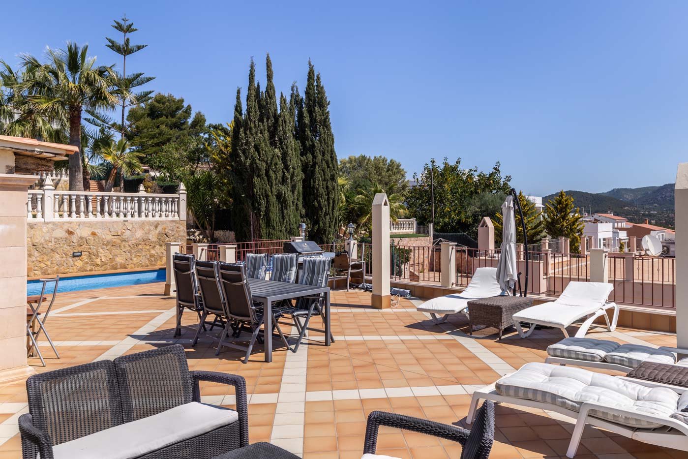 INVESTMENT: Villa in Santa Ponsa with sea views