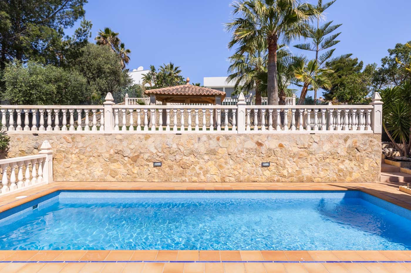 INVESTMENT: Villa in Santa Ponsa with sea views