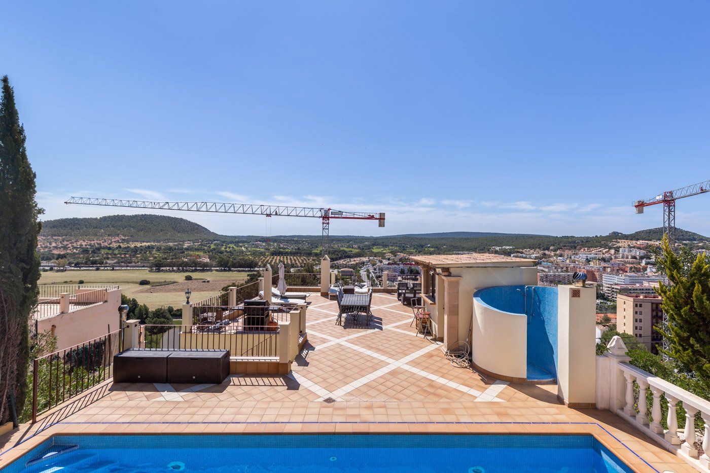 INVESTMENT: Villa in Santa Ponsa with sea views