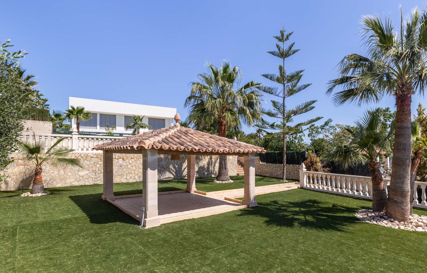 INVESTMENT: Villa in Santa Ponsa with sea views