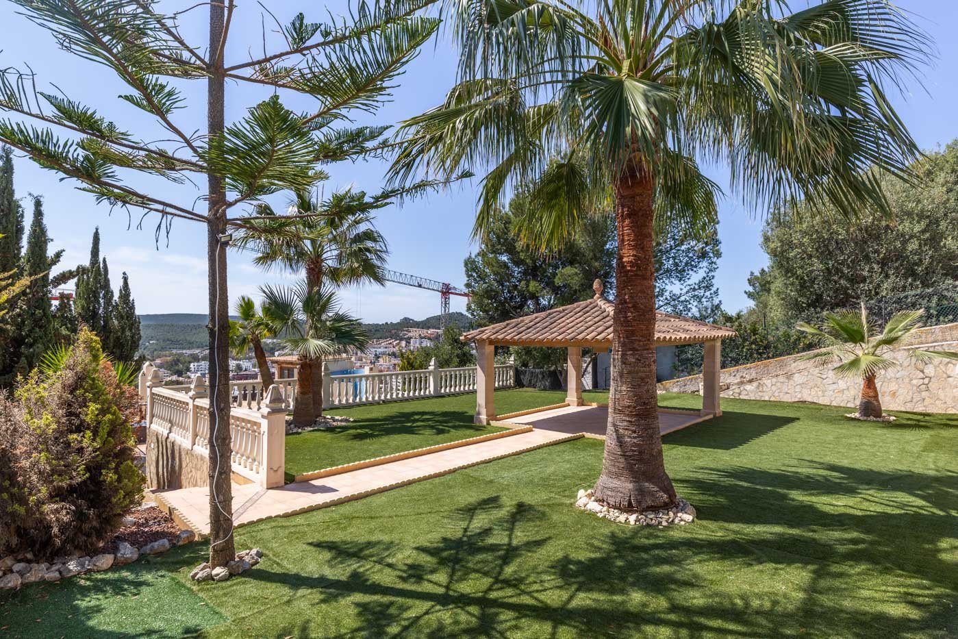 INVESTMENT: Villa in Santa Ponsa with sea views