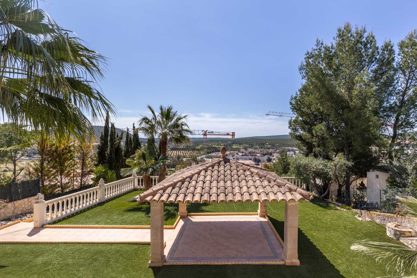 INVESTMENT: Villa in Santa Ponsa with sea views