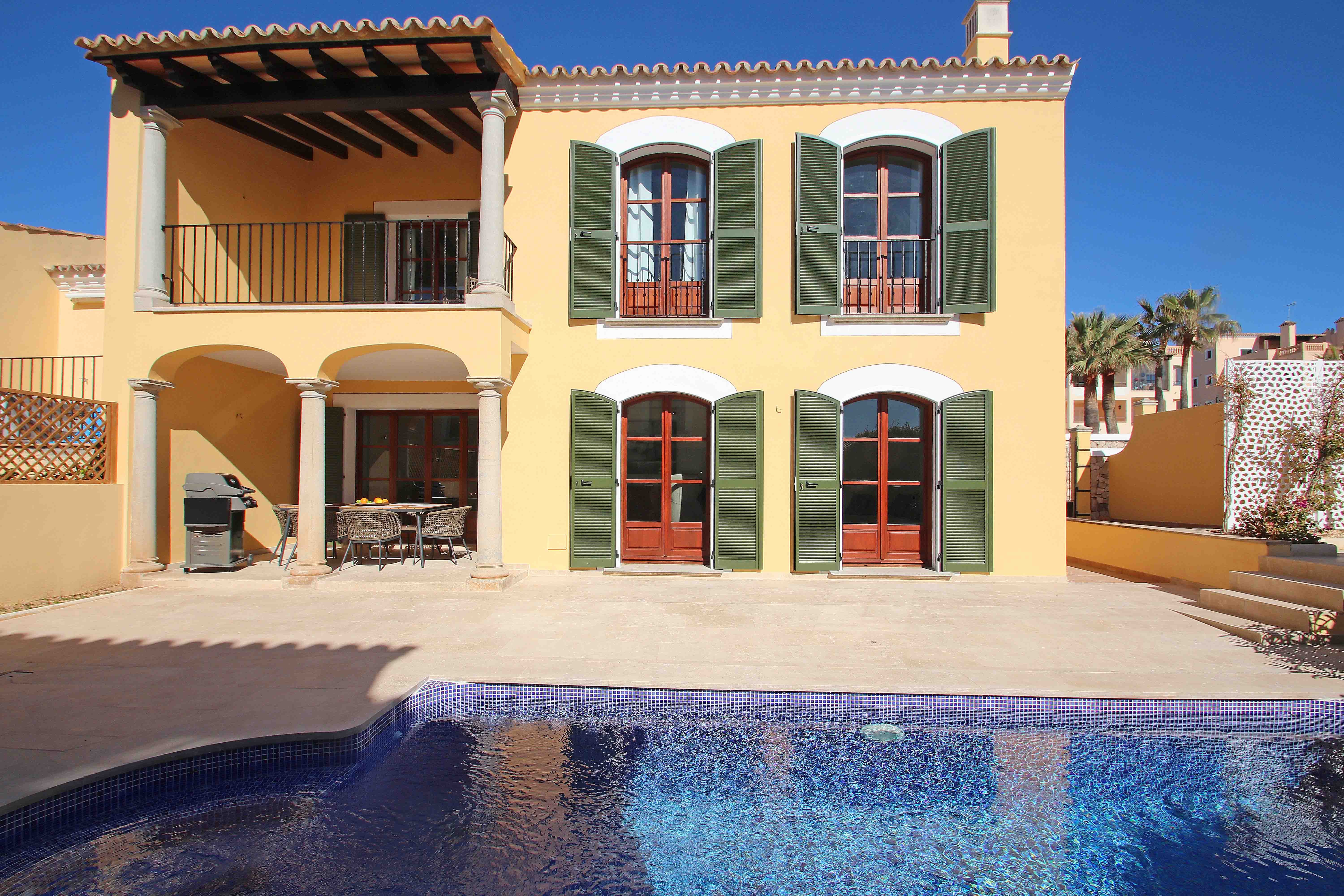 Casa adosada en complejo de lujo en primera linea del mar en Nova Santa Ponsa