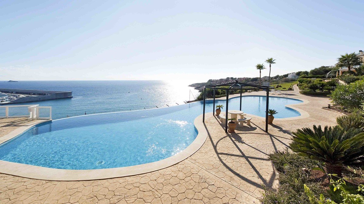 Luxury penthouse in a seafront residence in Nova Santa Ponsa