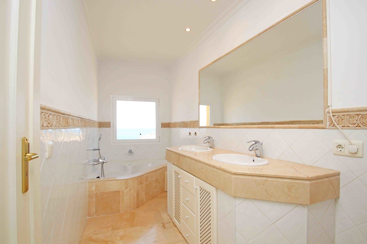 Luxury penthouse in a seafront residence in Nova Santa Ponsa