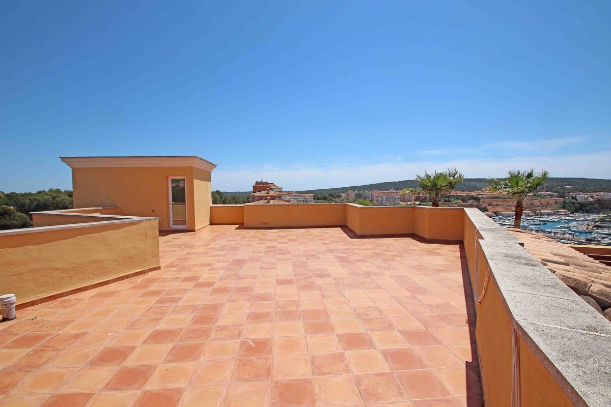 Luxury penthouse in a seafront residence in Nova Santa Ponsa