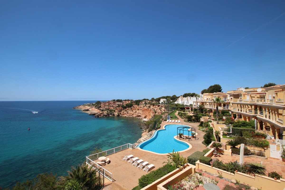 Luxury penthouse in a seafront residence in Nova Santa Ponsa