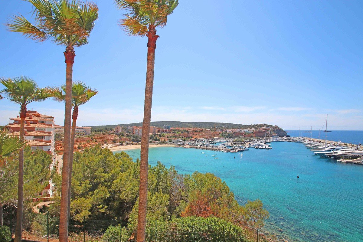 Luxury penthouse in a seafront residence in Nova Santa Ponsa