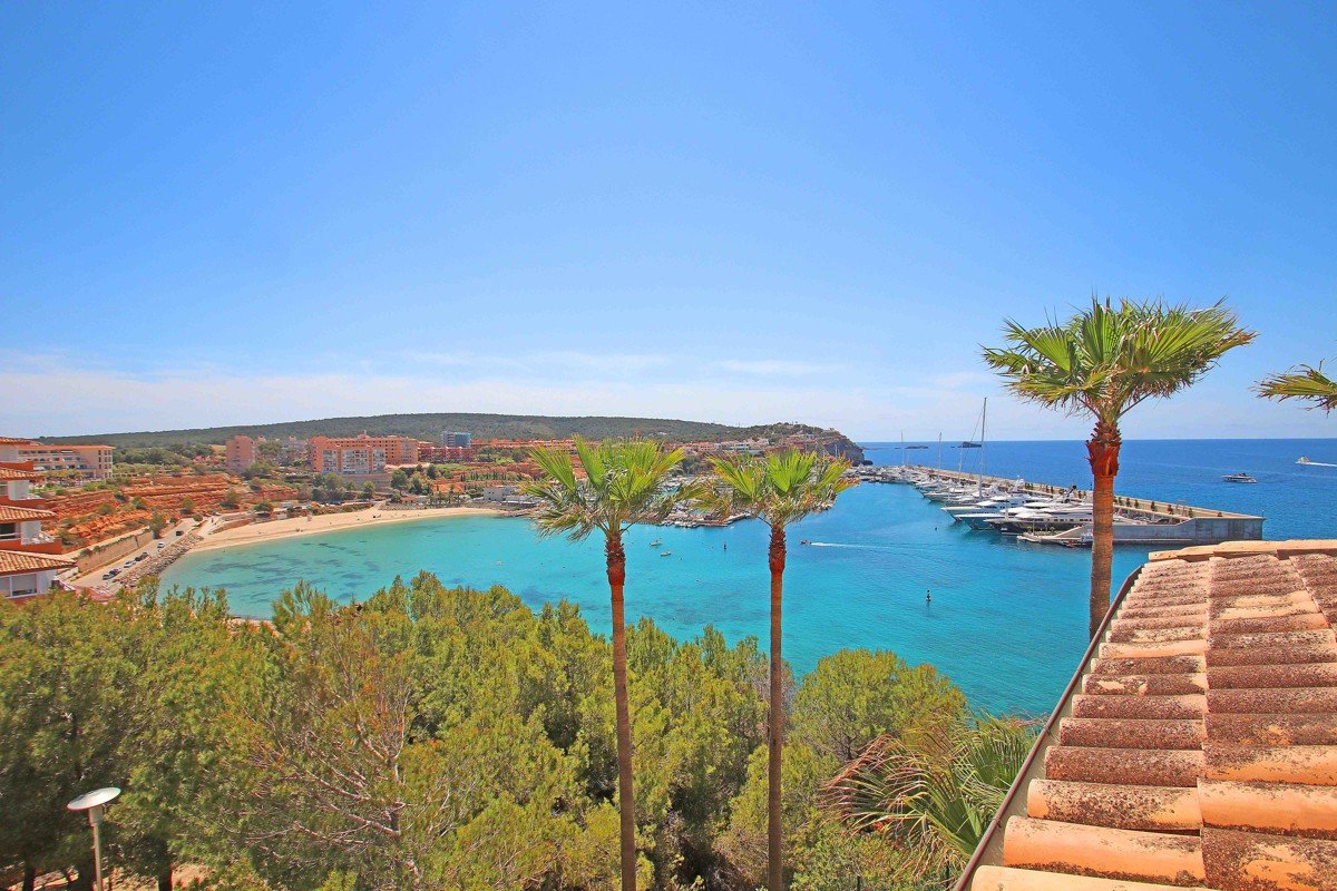 Luxury penthouse in a seafront residence in Nova Santa Ponsa
