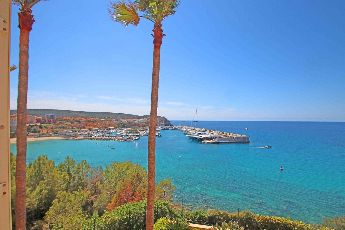 Luxury penthouse in a seafront residence in Nova Santa Ponsa