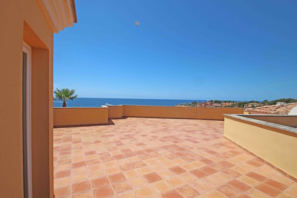 Luxury penthouse in a seafront residence in Nova Santa Ponsa