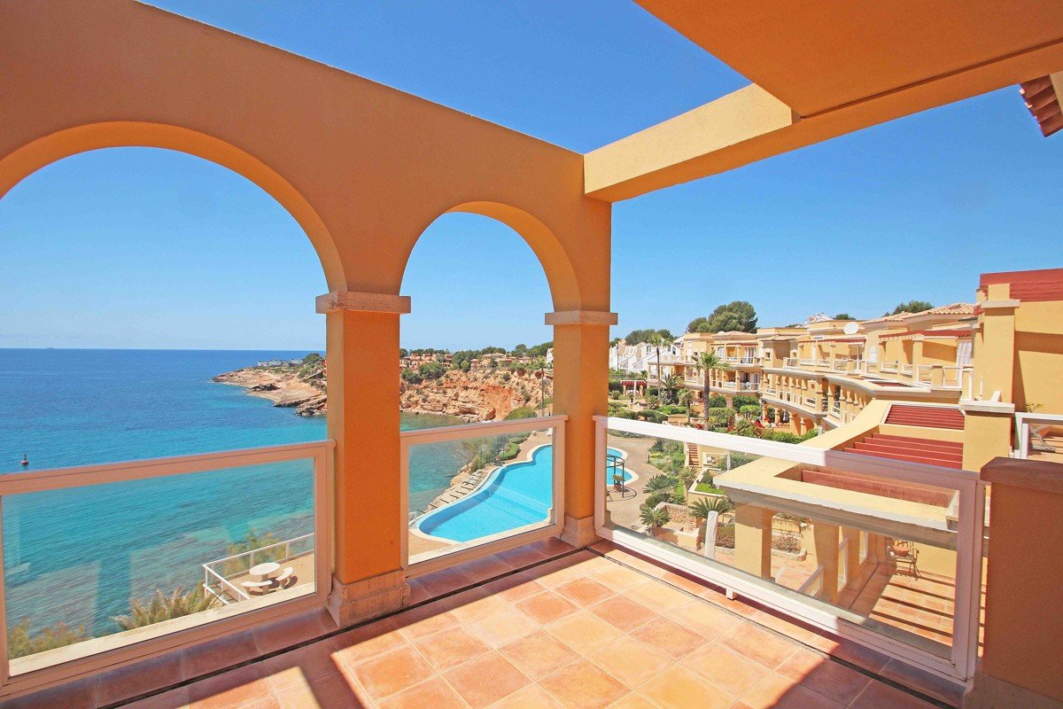 Luxury penthouse in a seafront residence in Nova Santa Ponsa