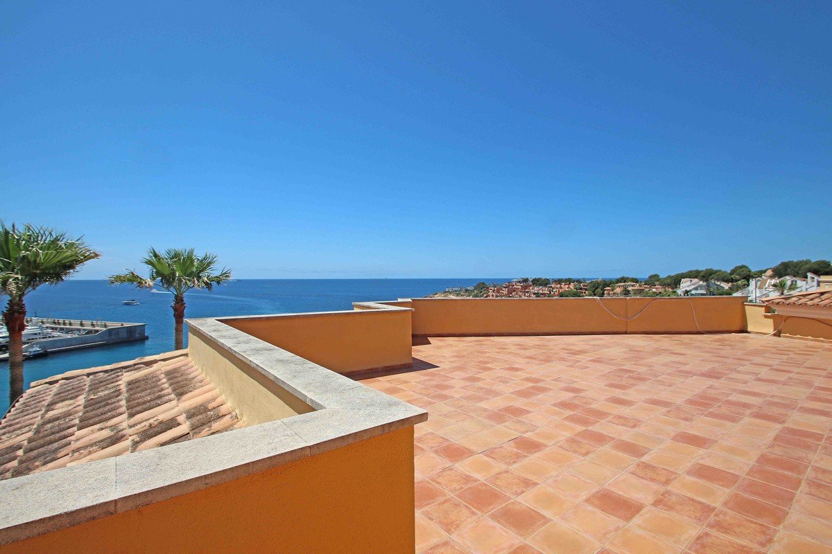 Luxury penthouse in a seafront residence in Nova Santa Ponsa