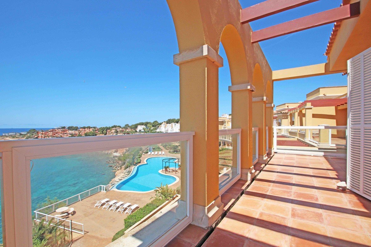 Luxury penthouse in a seafront residence in Nova Santa Ponsa