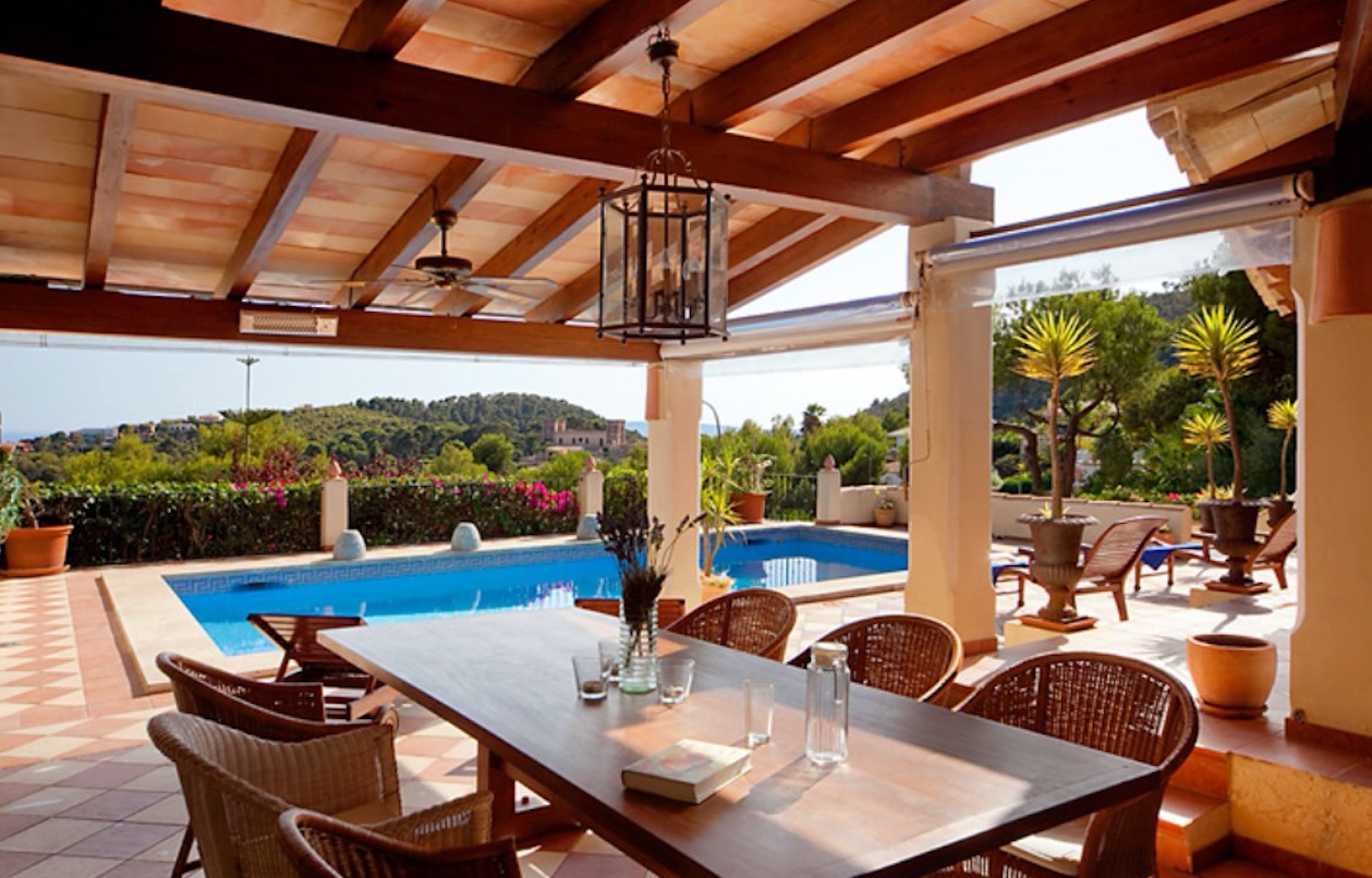 Chalet de estilo Mediterráneo en Bendinat con vistas al mar y al castillo