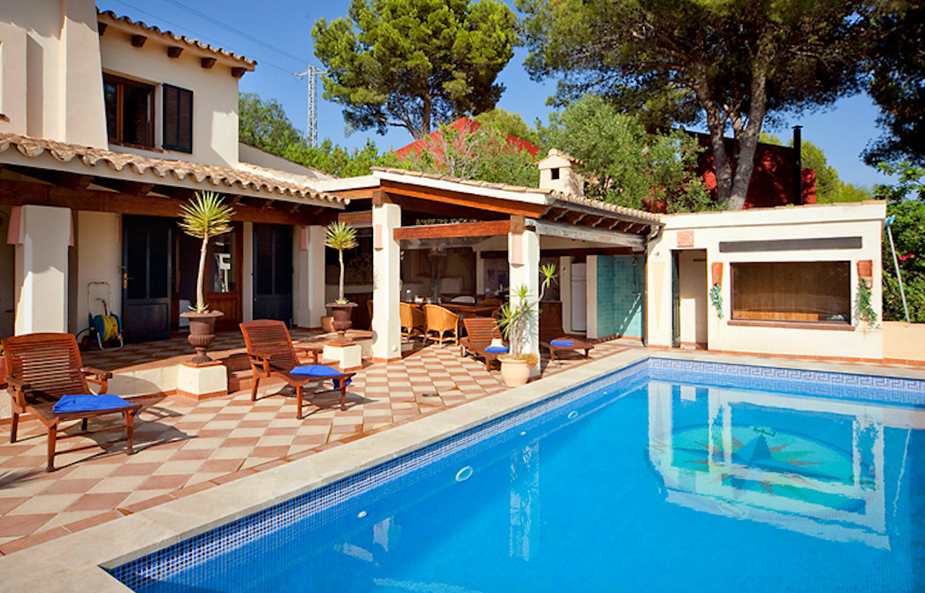 Chalet de estilo Mediterráneo en Bendinat con vistas al mar y al castillo