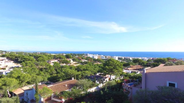 INVESTMENT: Villa with license in Costa d'en Blanes with sea views
