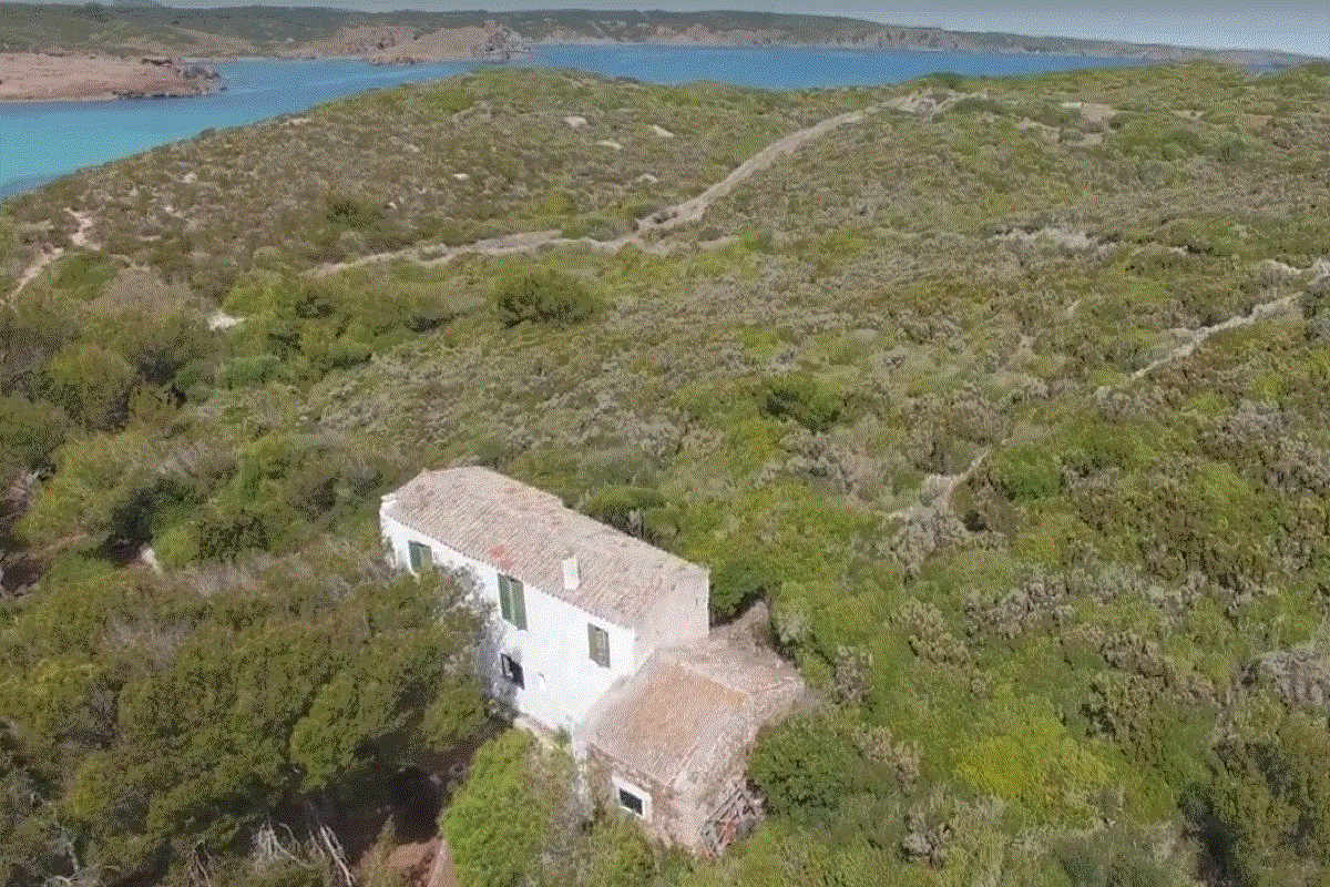 Toda la isla cerca de la isla         de Menorca