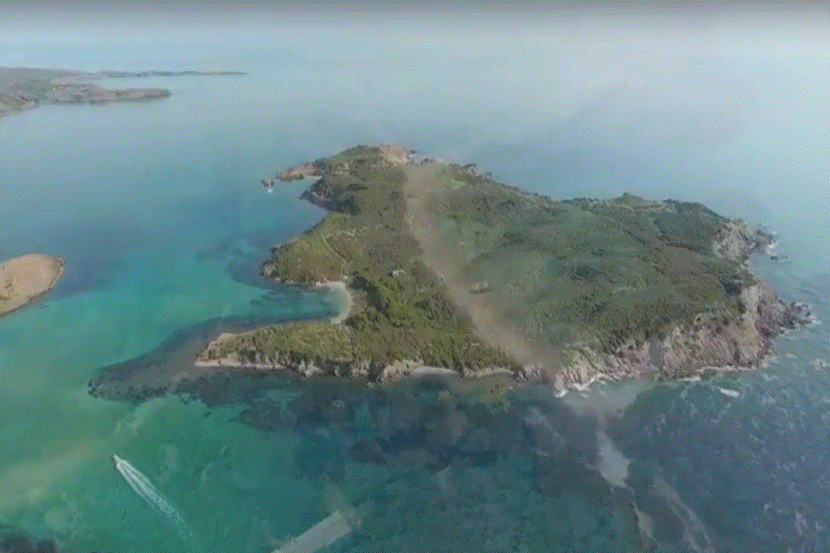 Toda la isla cerca de la isla         de Menorca