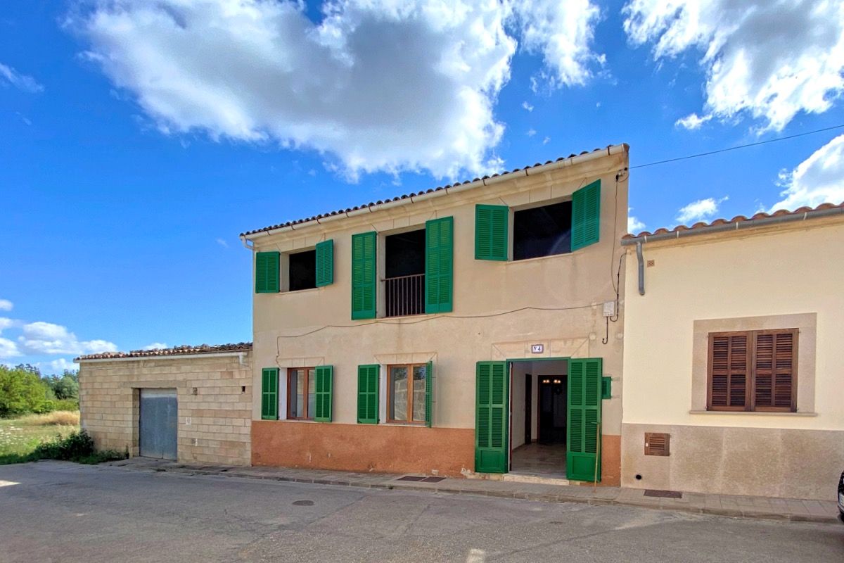 Amplia casa de pueblo en Petra