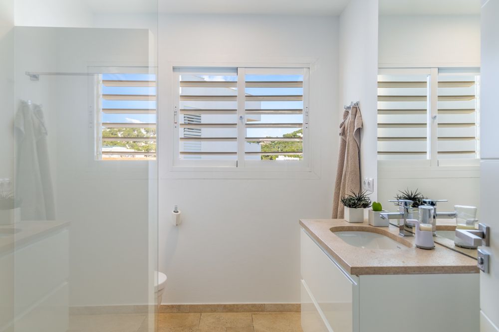 Spacious penthouse with sea views in Portals