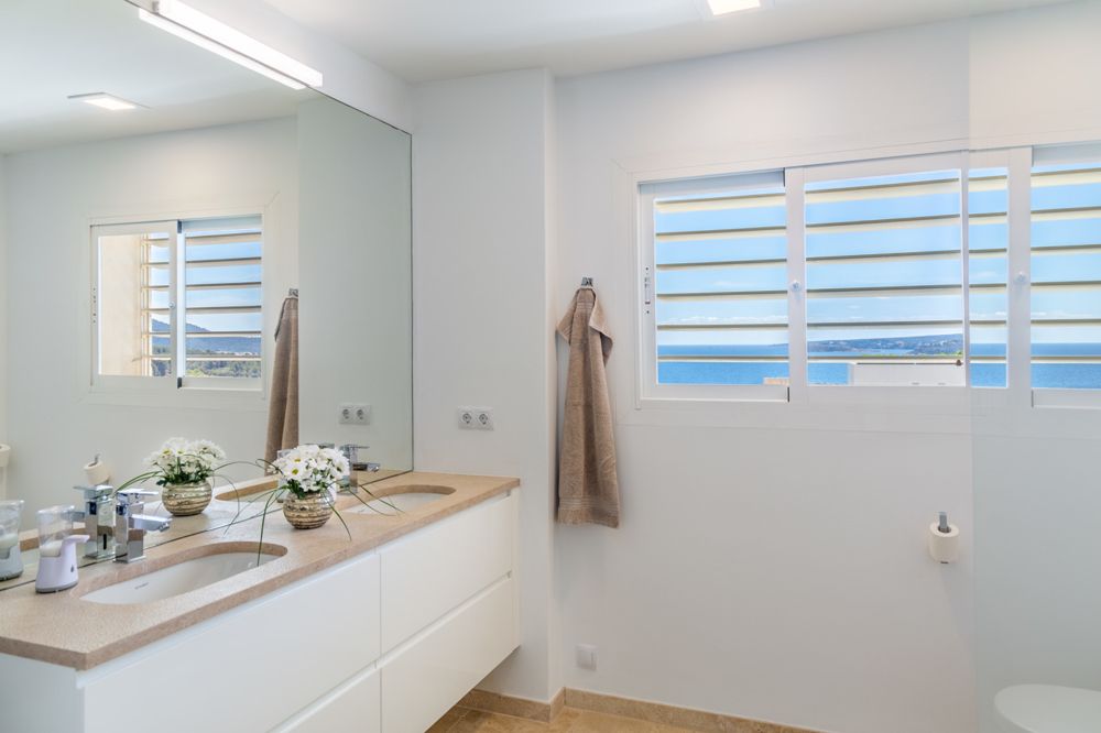 Spacious penthouse with sea views in Portals