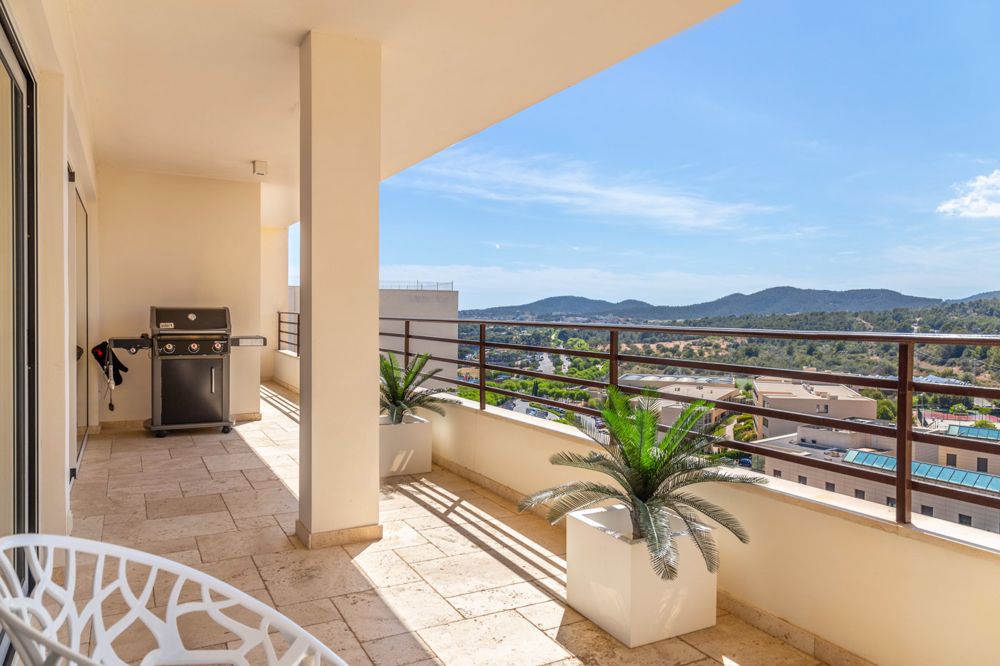 Spacious penthouse with sea views in Portals