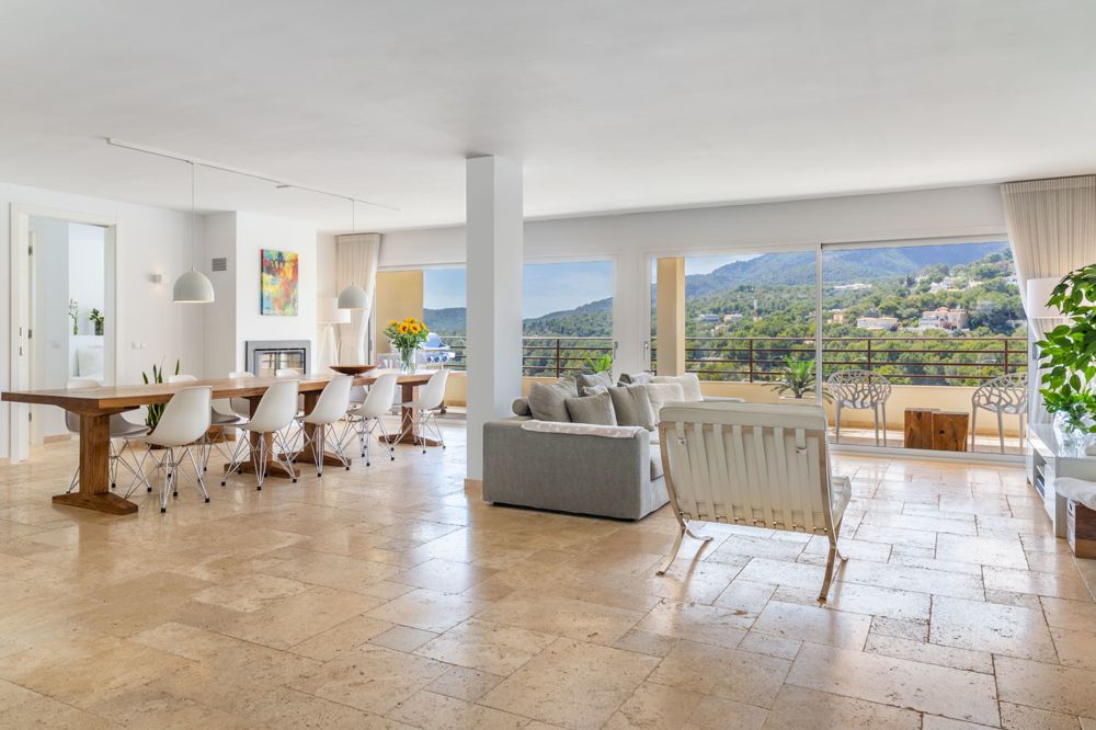 Spacious penthouse with sea views in Portals