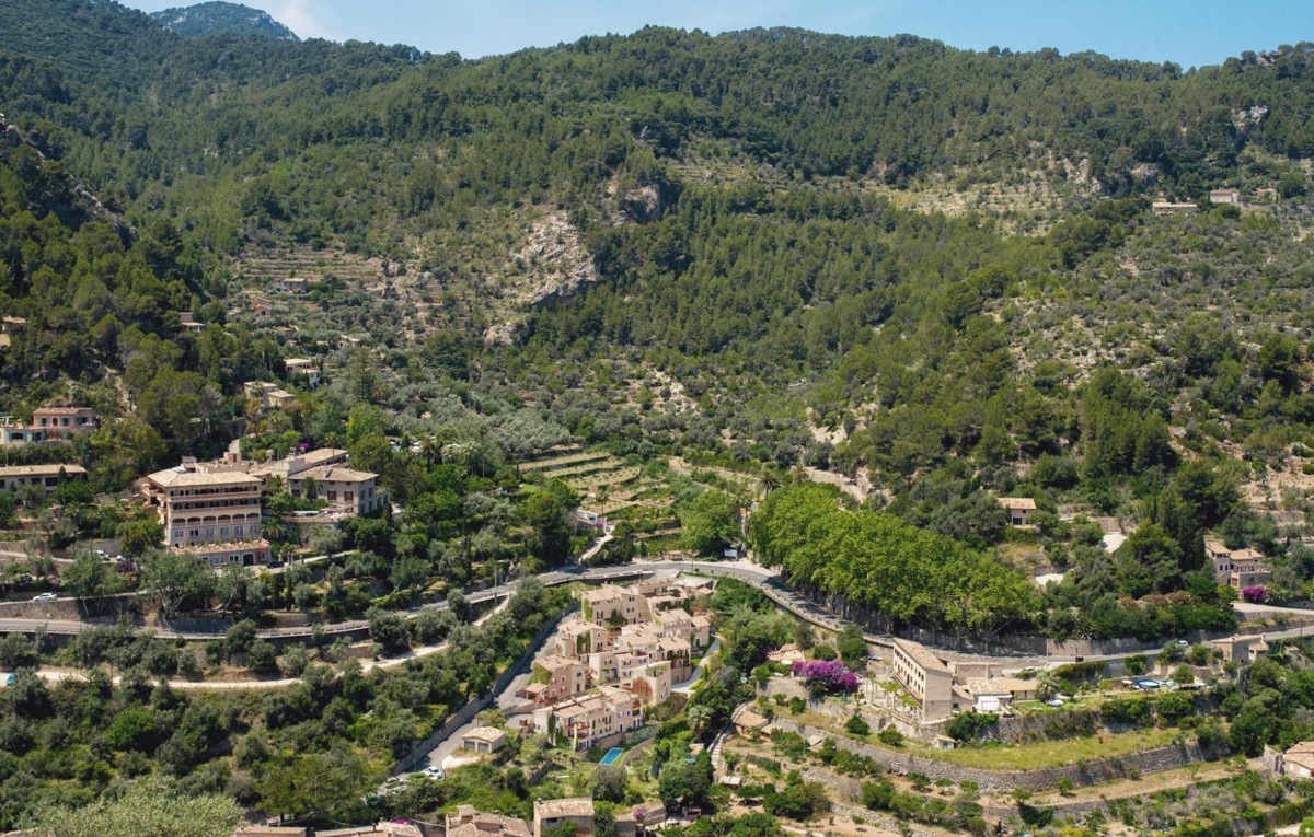 Wonderful new town house in Deia