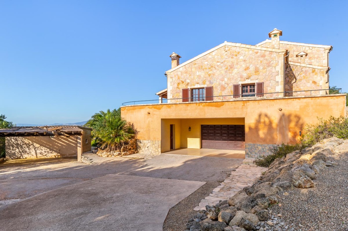 Exclusive country house in Puntiró with fantastic views