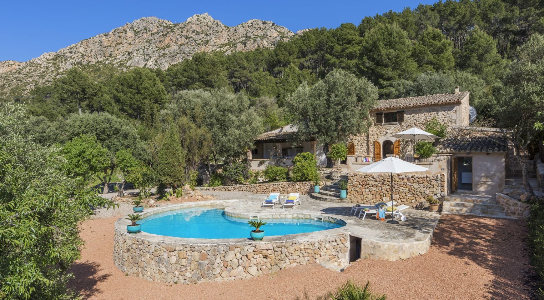  Idyllic location: Natural stone finca near Andratx 