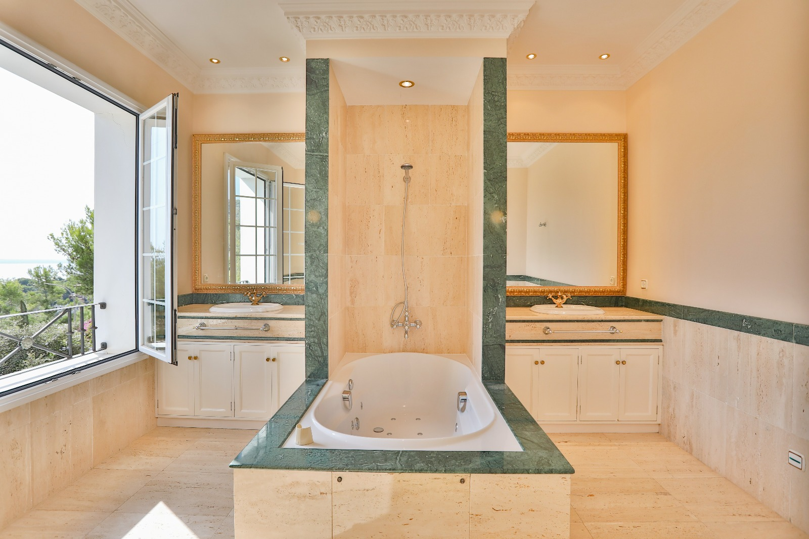 Spacious villa in Bendinat with seaviews