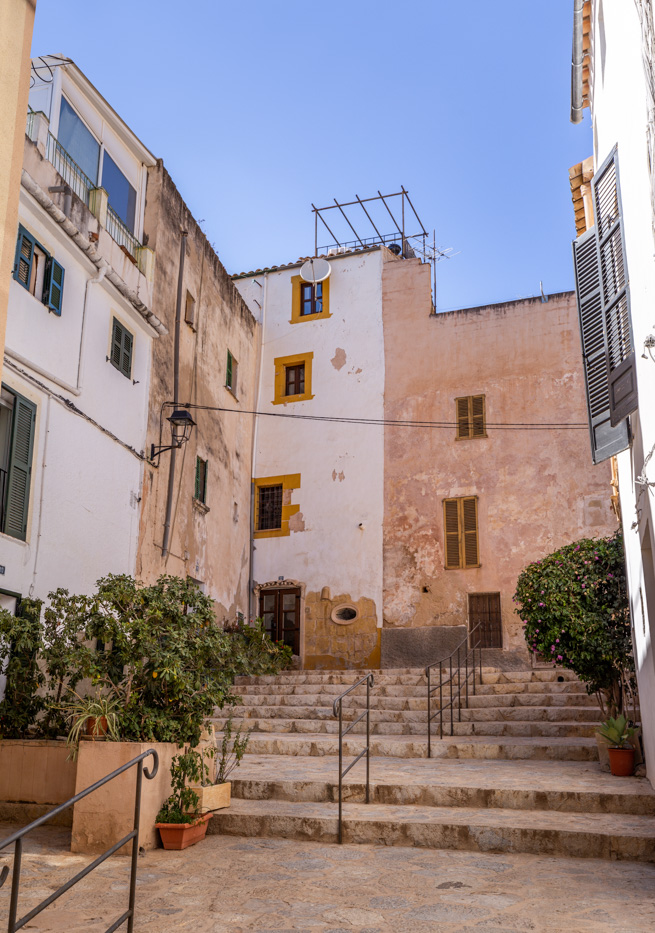 INVESTMENT: Authentic town house in Andratx Village
