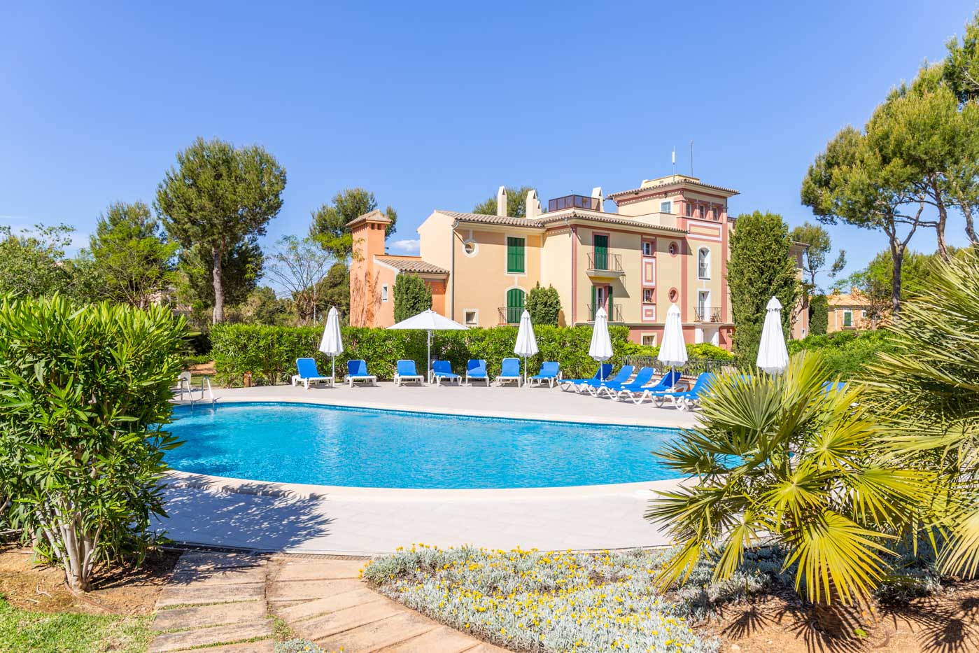 Corner town house in Las Adelfas Nova Santa Ponsa