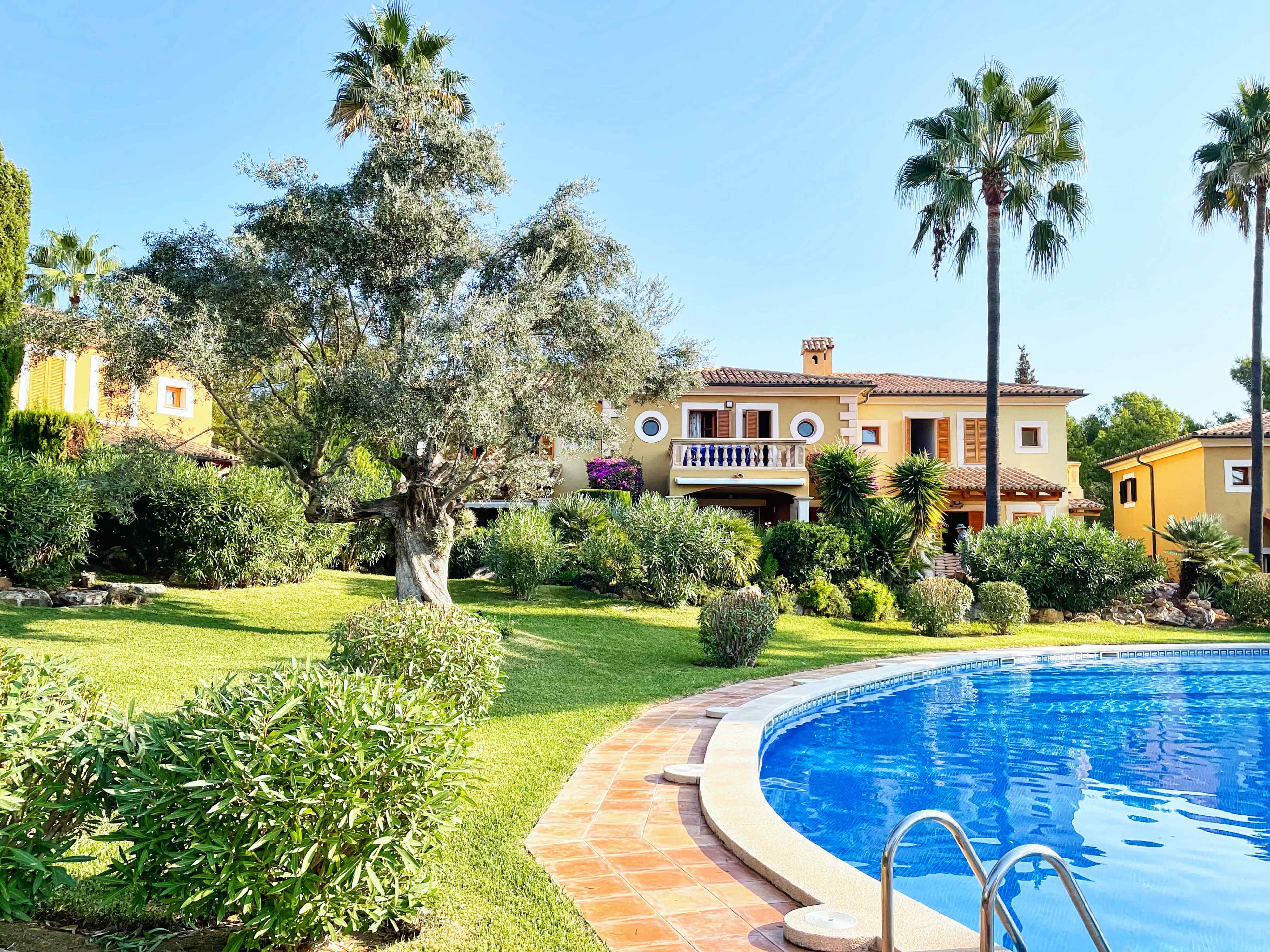 Townhouse in a beautiful residential community in Santa Ponsa
