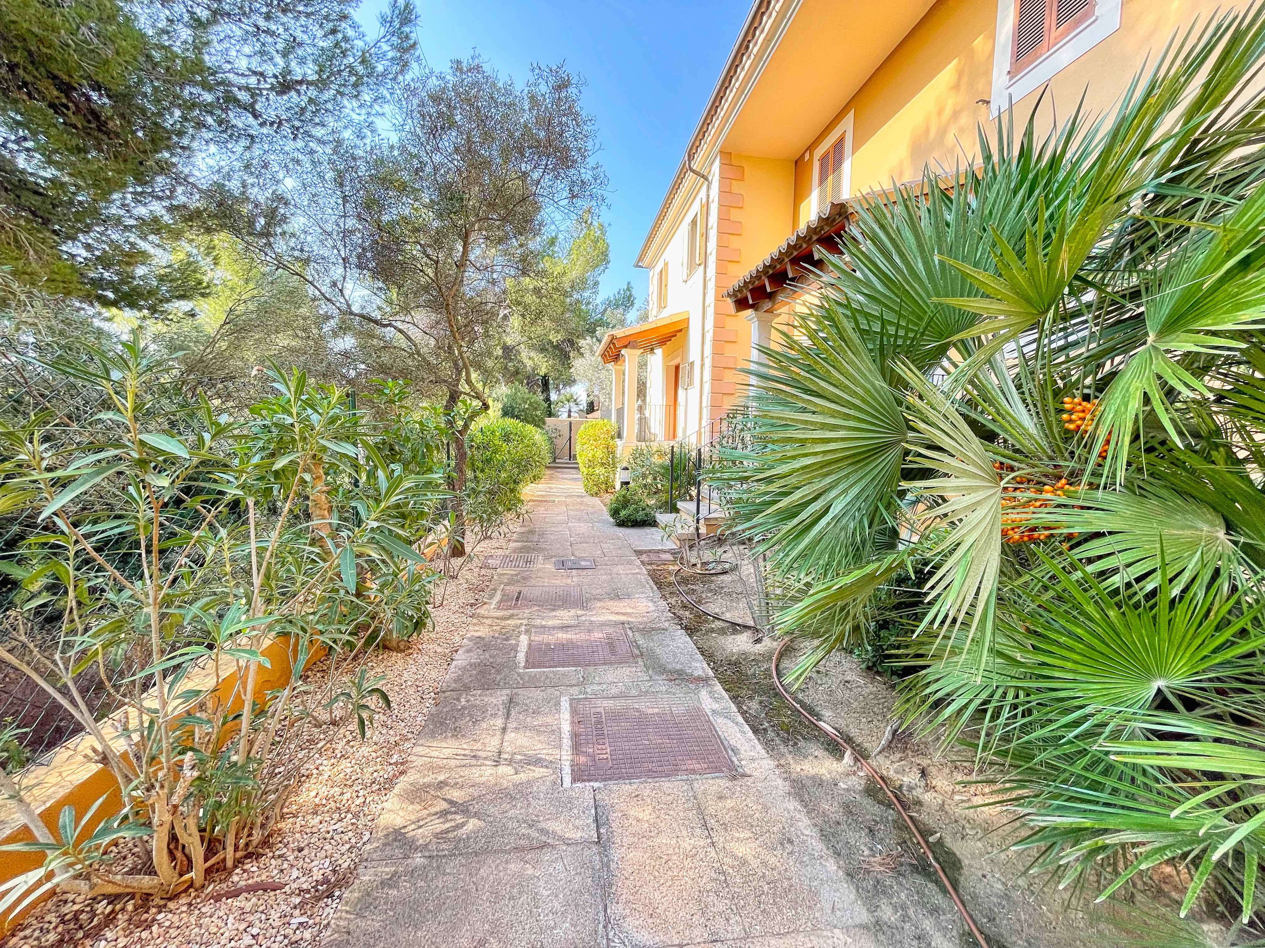 Townhouse in a beautiful residential community in Santa Ponsa