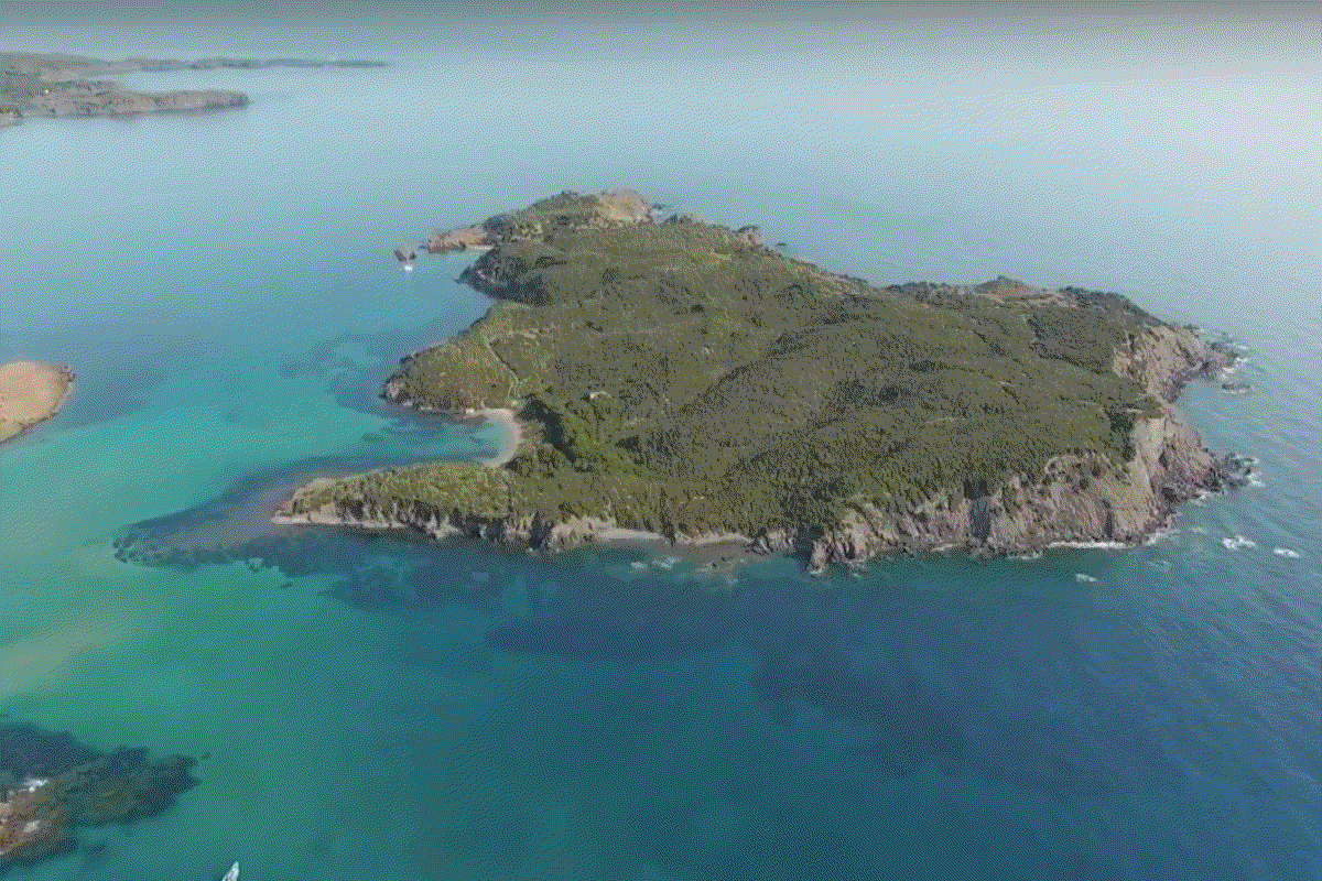 Toda la isla cerca de la isla         de Menorca