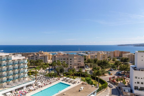 Spacious penthouse with sea views in Portals